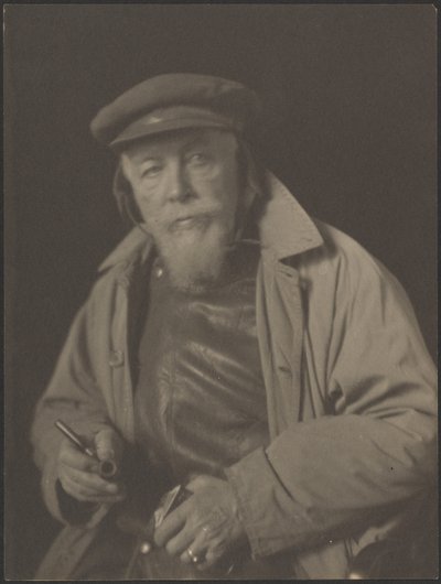 [Homem barbudo com boné e cachimbo (provavelmente um velho capitão de mar)]. de Doris Ulmann