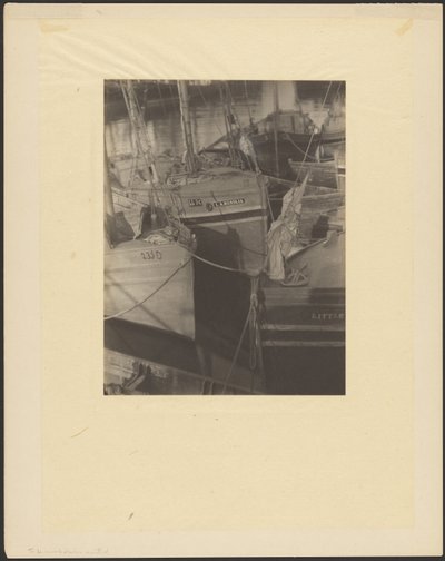 [Porto, apinhado de barcos de pesca com mastro à vela] de Doris Ulmann