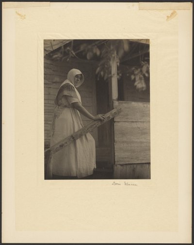 [Jovem mulher a subir escadas]. de Doris Ulmann