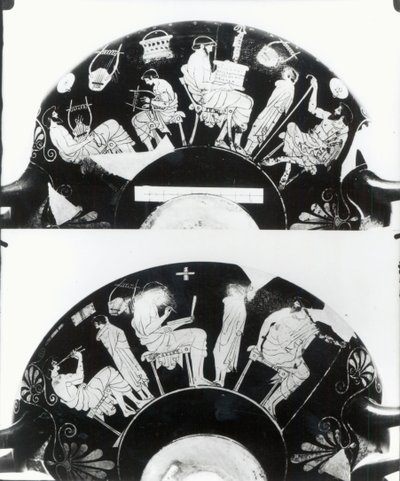 Duas vistas de uma taça de figuras vermelhas no sótão representando uma cena escolar (cerâmica) de Douris