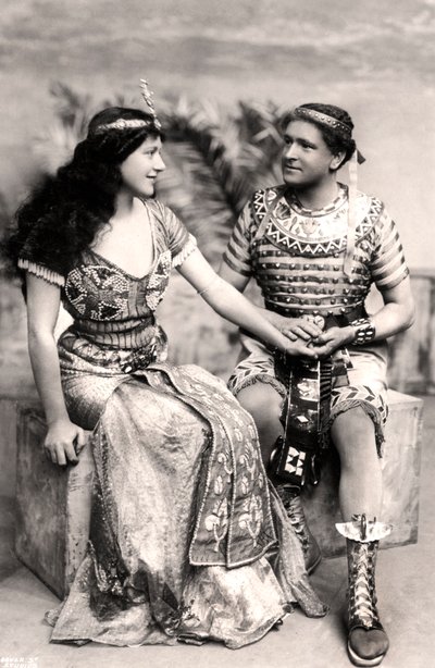 Ruth Vicent 1877-1955 e Roland Cunningham em uma cena de Amasis, início do século XX. de Dover Street Studios