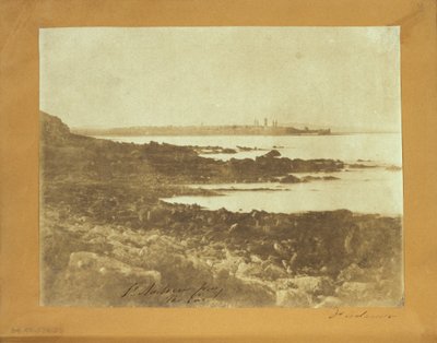 Vista distante de St. Andrews do leste de Dr. John Adamson