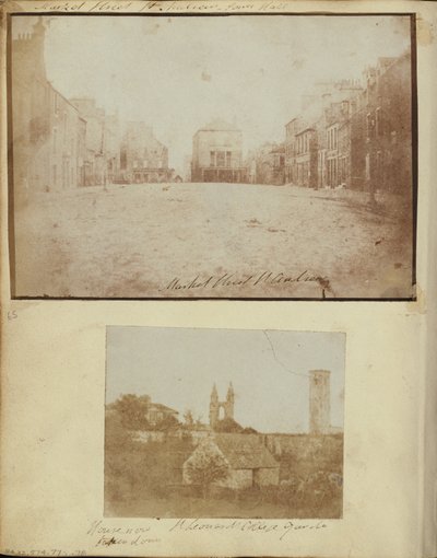 Market Street St. Andrews com o antigo pedágio, voltado para o oeste de Dr. John Adamson