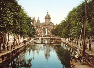 Ver abaixo Voorburgwal para Sint Nicolaas Basílica, Amsterdam, pub. c.1900 de Dutch Photographer