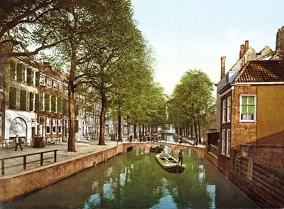 Vista abaixo de um canal em Haia, 1890-1900 de Dutch Photographer