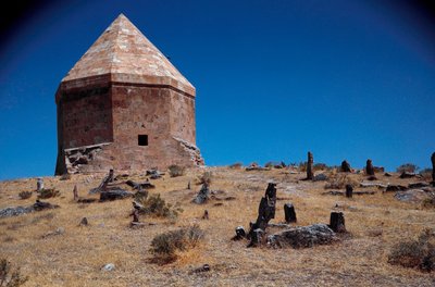 Um mausoléu anónimo no antigo cemitério de Dynasty Seljuq