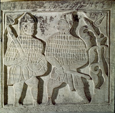 Seljukide Art (Seljukide ou Saljuqide): baixo relevo representando dois guerreiros. De Konya, Turquia. Século XIII. Museu de Arte Islâmica Turca, Istambul de Dynasty Seljuq