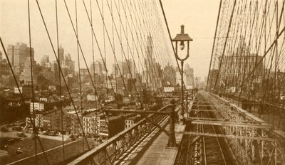 Lower Manhattan, vista através da rede de cabos na ponte suspensa do Brooklyn, c1930. de ENA