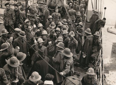 Álbum "MVSN- Blackshirts": Trabalhadores fascistas, emoldurados nos séculos, partindo para a AOI (África Oriental Italiana) para Génova (foto a p/b) de E. Binelli