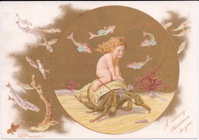 Um cartão de Natal vitoriano de um caranguejo eremita numa carapaça a ser montado por um bebé de água surrounnded por um cardume de peixes, de Gertude Thompson, c.1895 (cor litho) de E. Gertrude Thompson
