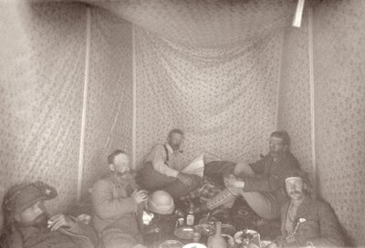 Membros da expedição da Arabah Survey em sua tenda, 1883 de E. Gordon Hull