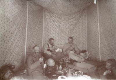 Membros da Expedição Arabah Survey relaxando em sua tenda, 1883 foto bw de E. Gordon Hull