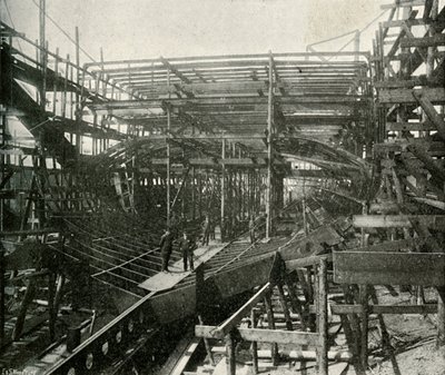 A construção de um navio de guerra: um cruzador de primeira classe em andamento na Thames Ironworks, c1897 de E. and S. Woodbury