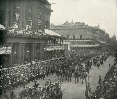 A procissão real: assessores de campo passando pelo United Service Club, c1897 de E. and S. Woodbury