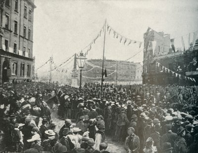A procissão real: a artilharia real do cavalo passando pelo circo de St. Georges, no município de 1897 de E. and S. Woodbury