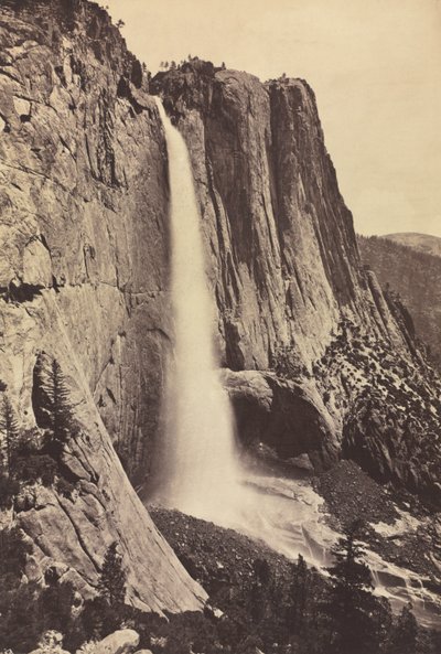 Yosemite Falls, 1868. de Eadweard Muybridge