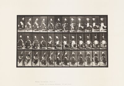 Placa 107. Virar para subir escadas, balde de água e vassoura nas mãos de Eadweard Muybridge
