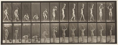 Placa 222. Inclinando-se e levantando o jarro de água para a cabeça e girando de Eadweard Muybridge