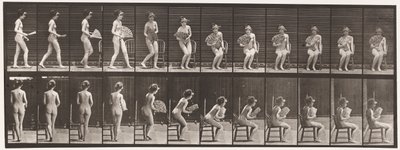 Ilustração 237. Sentado na Cadeira e Ventilador de Abertura, 1872-1885 de Eadweard Muybridge