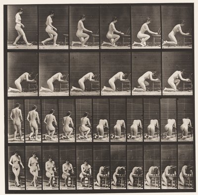 Prancha 254. Ajoelhada, cotovelos na cadeira, mãos postas de Eadweard Muybridge