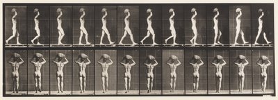 Placa 27. Caminhando, carregando uma pedra de 70 libras na cabeça, mãos levantadas de Eadweard Muybridge