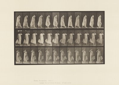 Placa 37. Andando, mão esquerda segurando vestido, mão direita no rosto, 1872-1885 de Eadweard Muybridge