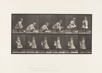Placa 481. Criança, Levantando uma Boneca, Virando-se e Partindo, 1885 de Eadweard Muybridge