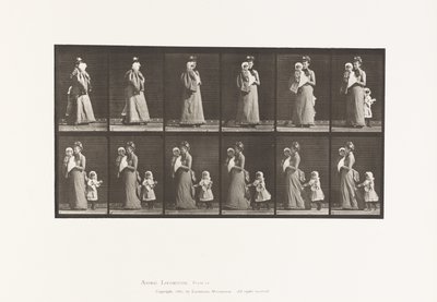 Prato 52. Andando com a criança carregando, virando-se; outra criança (70) segurando para se vestir de 9 de Eadweard Muybridge