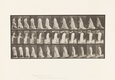 Placa 97. Virando para subir escadas, com o jarro e o cálice nas mãos de Eadweard Muybridge