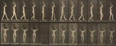 Placa número 34. Andando e carregando uma mochila de 15 libras. cesta na cabeça, mãos levantadas de Eadweard Muybridge