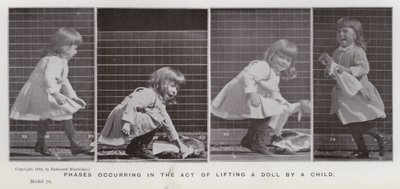 A Figura Humana em Movimento: Fases que ocorrem no acto de levantar um boneco por uma criança (foto a p/b) de Eadweard Muybridge
