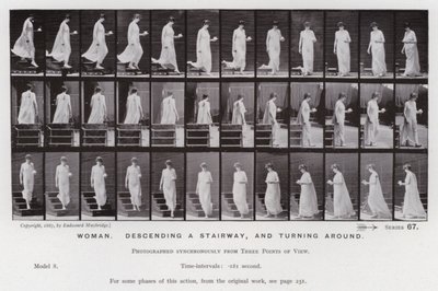 A Figura Humana em Movimento: Mulher, descendo uma escada e dando a volta (foto a p/b) de Eadweard Muybridge