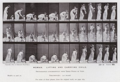 A Figura Humana em Movimento: Mulher, levantando e carregando criança (foto a p/b) de Eadweard Muybridge