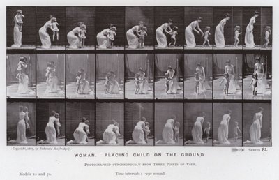 A Figura Humana em Movimento: Mulher, colocando a criança no chão (foto a p/b) de Eadweard Muybridge