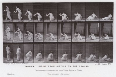 A Figura Humana em Movimento: Mulher, levantando-se de sentada no chão (foto a p/b) de Eadweard Muybridge