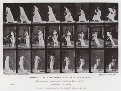 A Figura Humana em Movimento: Mulher, sentada e flertando com um ventilador (foto a p/b) de Eadweard Muybridge
