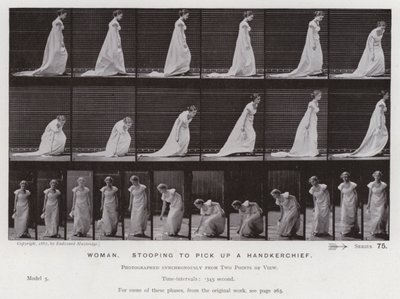 A Figura Humana em Movimento: Mulher, inclinando-se para pegar um lenço (foto a p/b) de Eadweard Muybridge