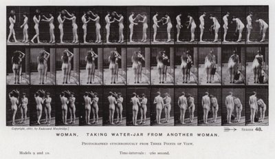 A Figura Humana em Movimento: Mulher, tirando um pote de água de outra mulher (foto a p/b) de Eadweard Muybridge