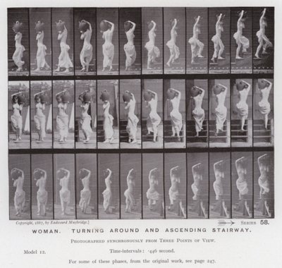 A Figura Humana em Movimento: Mulher, dando a volta e subindo escadas (foto a p/b) de Eadweard Muybridge