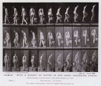 A Figura Humana em Movimento: Mulher, com um balde de água numa mão, subindo escadas (foto a p/b) de Eadweard Muybridge