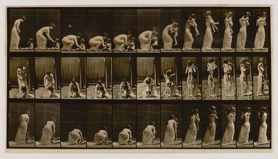 Mulher a levantar e a carregar uma criança, do livro Animal Locomotion de Eadweard Muybridge