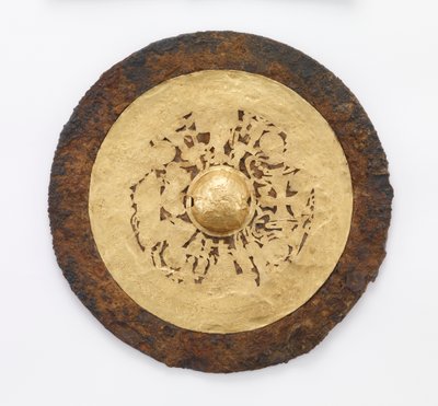 Espelho com a Rainha Mãe do Oeste (Xiwangmu) e Duque Pai do Oriente (Dongwanggong), 25-220 (ferro com folha de ouro e vestígios de seda) de Eastern Han Dynasty Chinese School