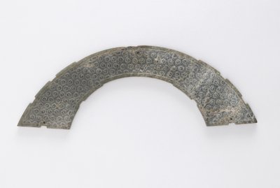 Placa fina cortada em arco de círculo, do tipo huang, Changsha, província de Hunan, do século IV a III aC (jade) de Eastern Zhou Dynasty Chinese School