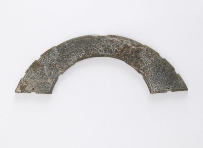 Placa fina cortada em arco de círculo, do tipo huang, Changsha, província de Hunan, do século IV a III aC (jade) de Eastern Zhou Dynasty Chinese School
