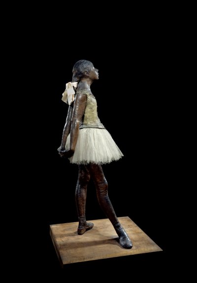 14 anos ou grande dançarino vestido Escultura de Edgar Degas (1834-1917) em patina de bronze, tule e cetim rosa sobre base de madeira de Edgar Degas