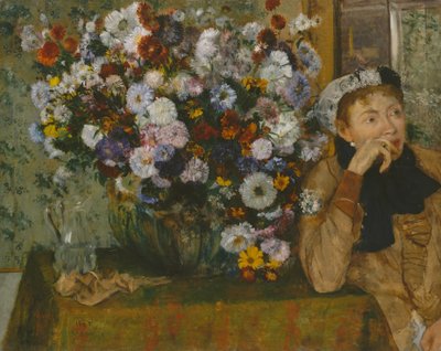 Uma mulher sentada ao lado de um vaso de flores de Edgar Degas