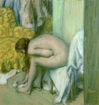 Após o banho, mulher secando o pé esquerdo de Edgar Degas