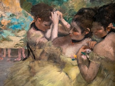Nos bastidores (detalhe) (também conhecido como "Yellow Dancers"). 1874-1876. Óleo sobre tela. de Edgar Degas
