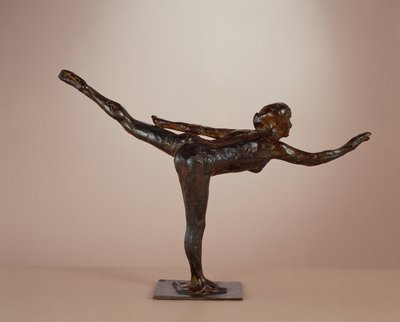 Bailarina: arabesco sobre a perna direita, braço esquerdo alinhado de Edgar Degas
