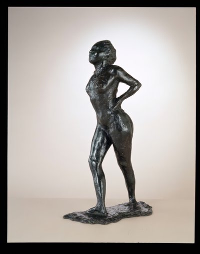 Dançarina em repouso, mãos nos quadris, perna direita para a frente, c. 1881-1890elenco 1919-1925. de Edgar Degas